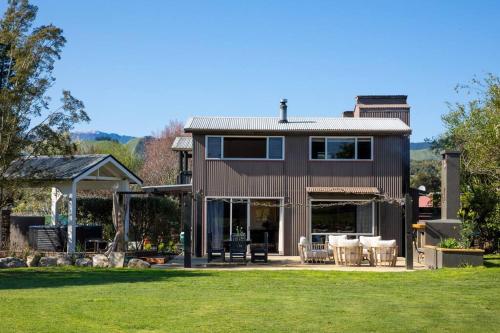 Peaceful Nelson getaway - spa pool, space & views in Brightwater