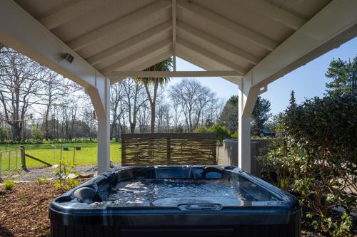 Peaceful Nelson getaway - spa pool, space & views in Brightwater