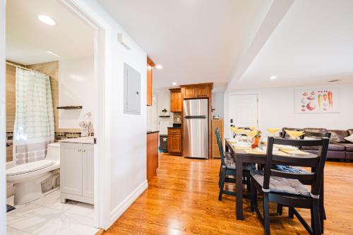 Apt 2BR Quincy Hideout w Balcony, Bathtub, TV near Wollaston Beach 74L, Quincy (fotografie 3)