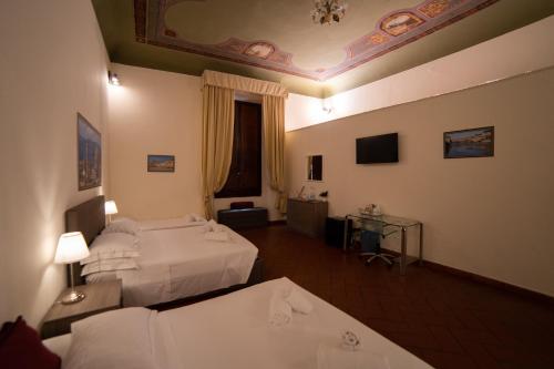1 queen bed, 1 twin bed, 1 sofa bed