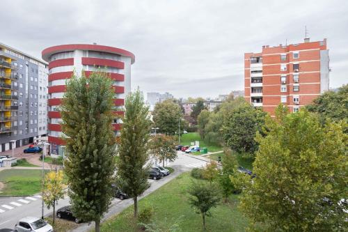 Bright 1BDR with Balcony & Parking, Zagreb