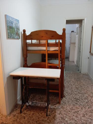 Wooden bunk bed in a dorm 5' from metro, Ateny (zdjęcie 4)