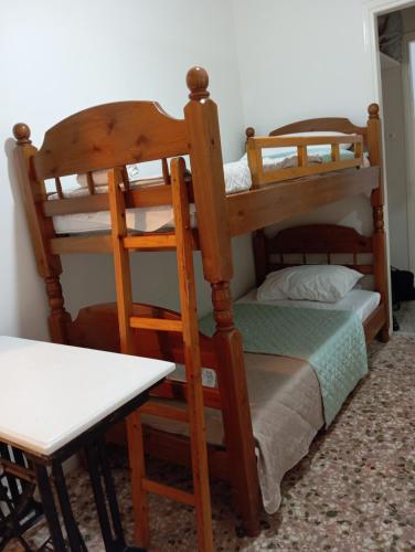 Wooden bunk bed in a dorm 5' from metro, Ateny (zdjęcie 7)
