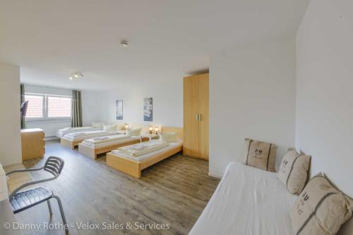 1 double bed, 3 twin beds