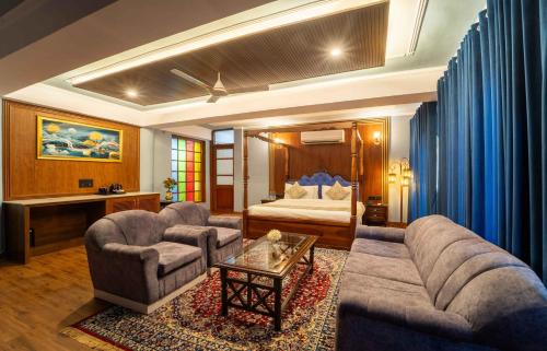 1 queen bed, 1 sofa bed