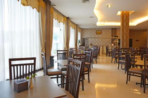 Restaurant, Arinas Hotel near Centre commercial Chandra