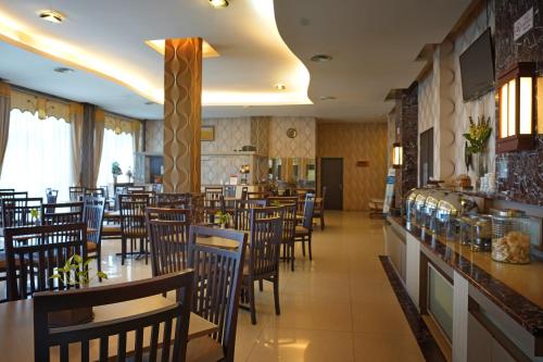 Restaurant, Arinas Hotel near Centre commercial Chandra