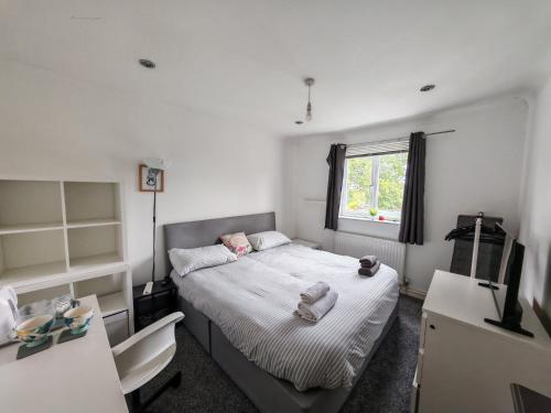 king size bed -Room near Bournemouth Hospital shared bathroom in Littledown and Iford