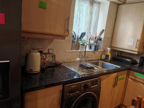 king size bed -Room near Bournemouth Hospital shared bathroom in Littledown and Iford