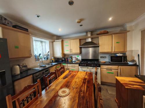 king size bed -Room near Bournemouth Hospital shared bathroom in Littledown and Iford