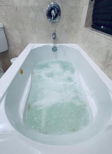 Hot tub, Cozy lakeside suite with private bath & entrance in Pembroke Pines