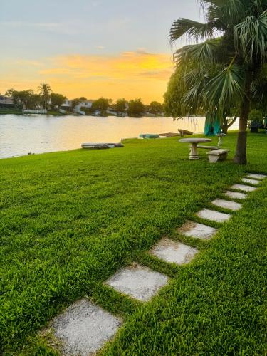 Surrounding environment, Cozy lakeside suite with private bath & entrance in Pembroke Pines