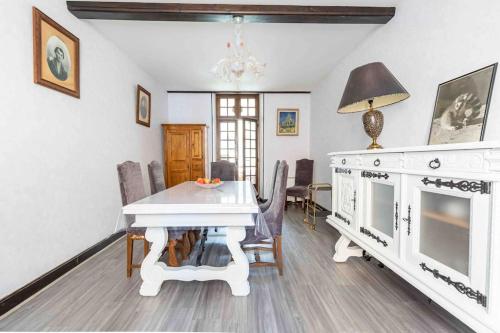 Chez Dalmasou Maison 120 m2 jardin terrasse 3 chambres wifi parking centre village in Saint-Sernin-sur-Rance