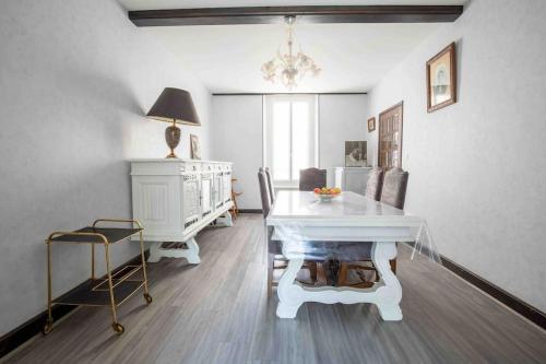 Chez Dalmasou Maison 120 m2 jardin terrasse 3 chambres wifi parking centre village in Saint-Sernin-sur-Rance