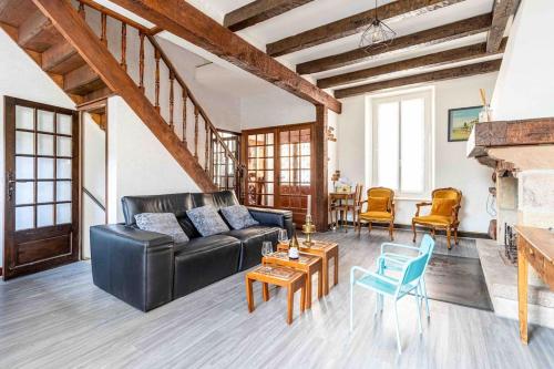 Chez Dalmasou Maison 120 m2 jardin terrasse 3 chambres wifi parking centre village in Saint-Sernin-sur-Rance