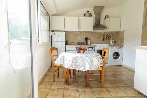 Chez Dalmasou Maison 120 m2 jardin terrasse 3 chambres wifi parking centre village in Saint-Sernin-sur-Rance