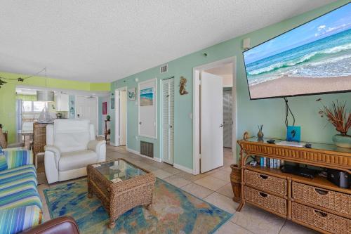 Oceania Plaza 202 in New Smyrna Beach, USA