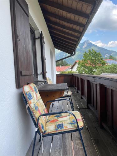 Erkély/terasz, Haus KaiserInn - komfortable Wohnung 82 qm TOP ausgestattet, 2 Schlafzimmer mit Balkon und Bergblick in Flintsbach am Inn