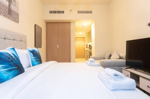 Cozy Studio Retreat with Balcony in Meydan City, Dubai (photo 5)