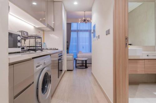Cozy Studio Retreat with Balcony in Meydan City, Dubai (photo 7)