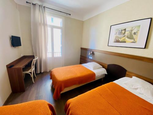 3 twin beds