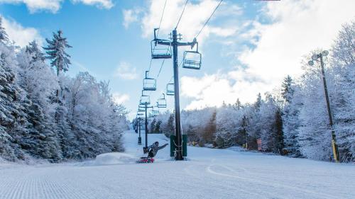 Expedition Station Trail Resort Ski-in-Ski-out in Snowshoe, USA