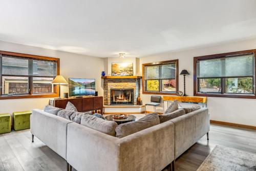 Broken Lance Chalet On Bus Line Minutes to Town image