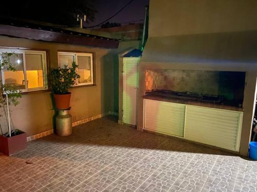 Casa con pileta y espacio techado para auto