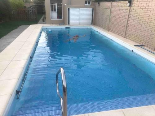 Casa con pileta y espacio techado para auto in Barrio Aeroparque