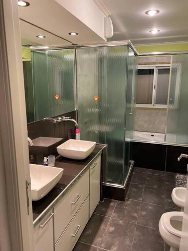 Casa con pileta y espacio techado para auto in Barrio Aeroparque