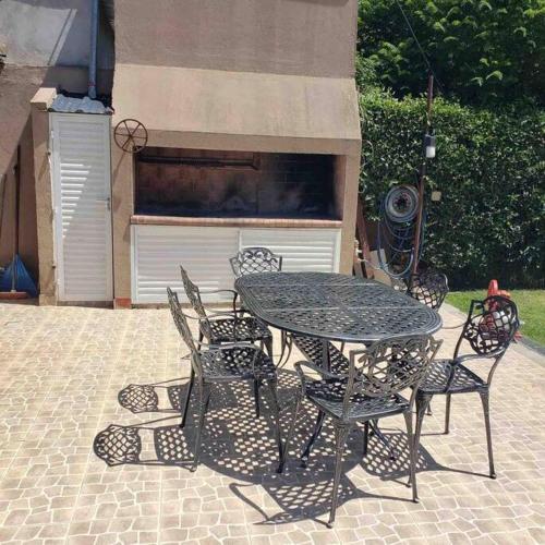 Casa con pileta y espacio techado para auto in Barrio Aeroparque