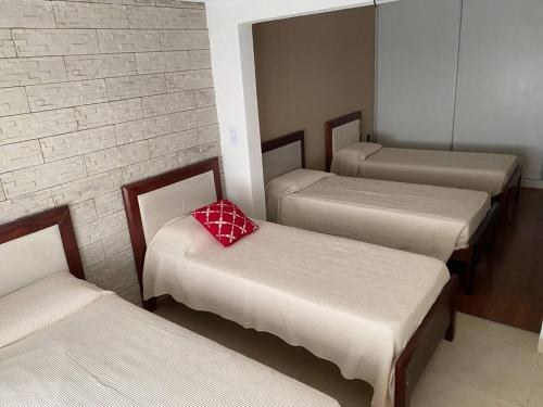 Casa con pileta y espacio techado para auto