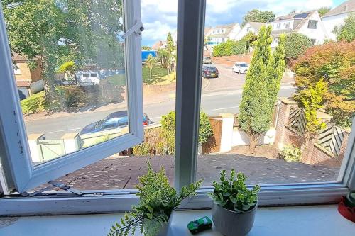 king size bed -Room near Bournemouth Hospital shared bathroom in Littledown and Iford