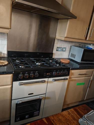 king size bed -Room near Bournemouth Hospital shared bathroom in Littledown and Iford