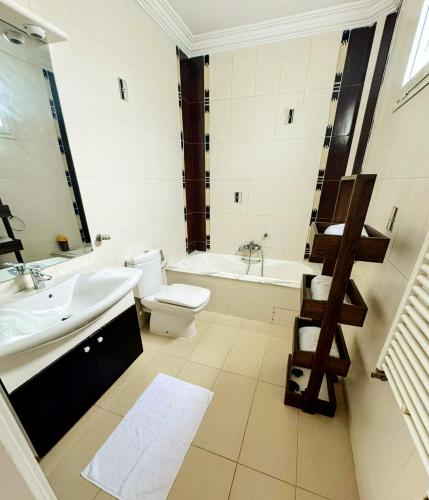Salle de bain, Étage de villa spacieux aux Jardins de la Soukra (Etage de villa spacieux aux Jardins de la Soukra) in El Aouina