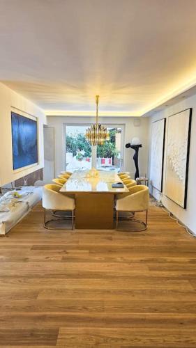 Luxurious large home with Pool, Garden, Koi Pond, Mnichov (fotografie 8)