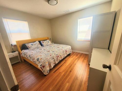 Lovely 2BR Pet Friendly Home in Heart of Nob Hill in Albuquerque, USA