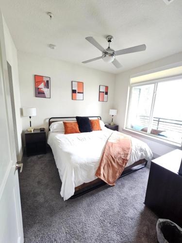 Beautiful Condo on Riverwalk w King Ste free parking pet friendly Centrally Located