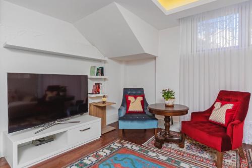 Luxury One-Bedroom Apartment with Garden 