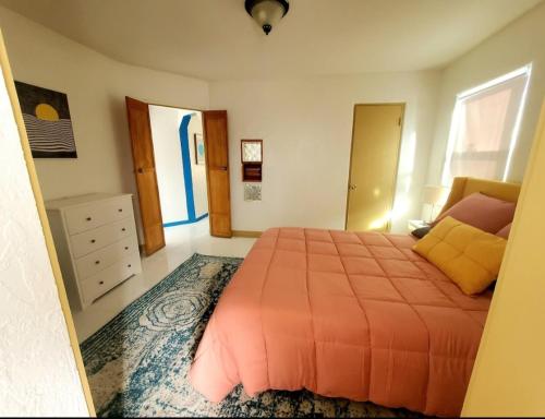 Pet Friendly Modern Casita in Heart of Nob Hill in Albuquerque, USA