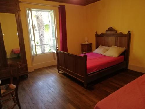 1 double bed, 1 twin bed