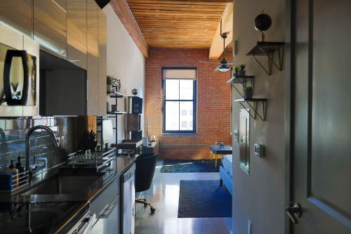Luxe Industrial Loft in Heart of City near NYC in Communipaw, USA