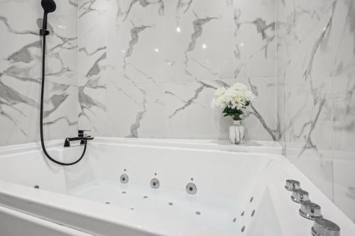 Гореща вана, Studio avec jacuzzi & vue sur le parc Soubiran in Дамари-ле-Лис