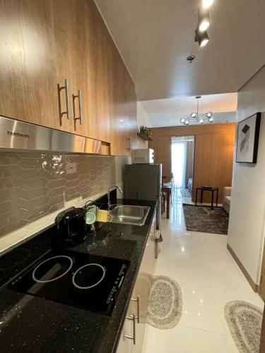 Cozy Space in Makati - Margareth Suite Room Type - One-Bedroom Apartment with Balcony and City View