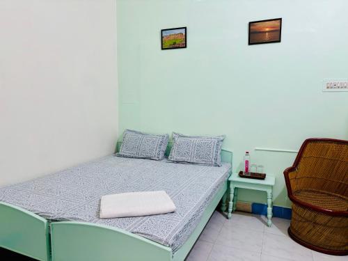 Economy Double Room image 6