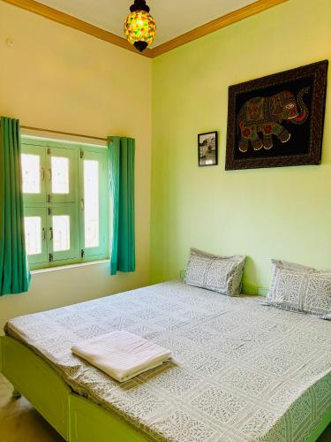 Standard Double Room image 5