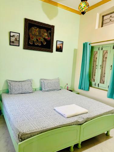 Standard Double Room image 3