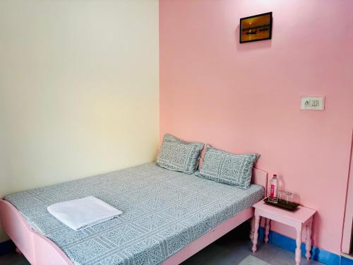 Economy Double Room image 3
