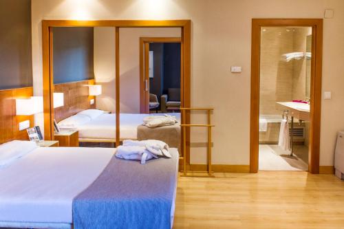 1 double bed, 1 twin bed
