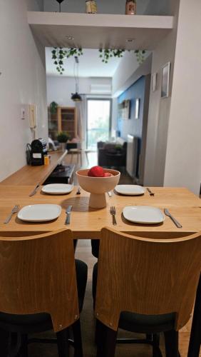Heart of Faliro 2BR 5m Walk to Beach - Newly Renovated, Athènes
